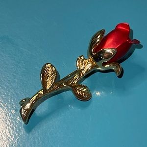 VINTAGE EUC Rose Brooch pin. Goldtone with deep red satin finish rose.